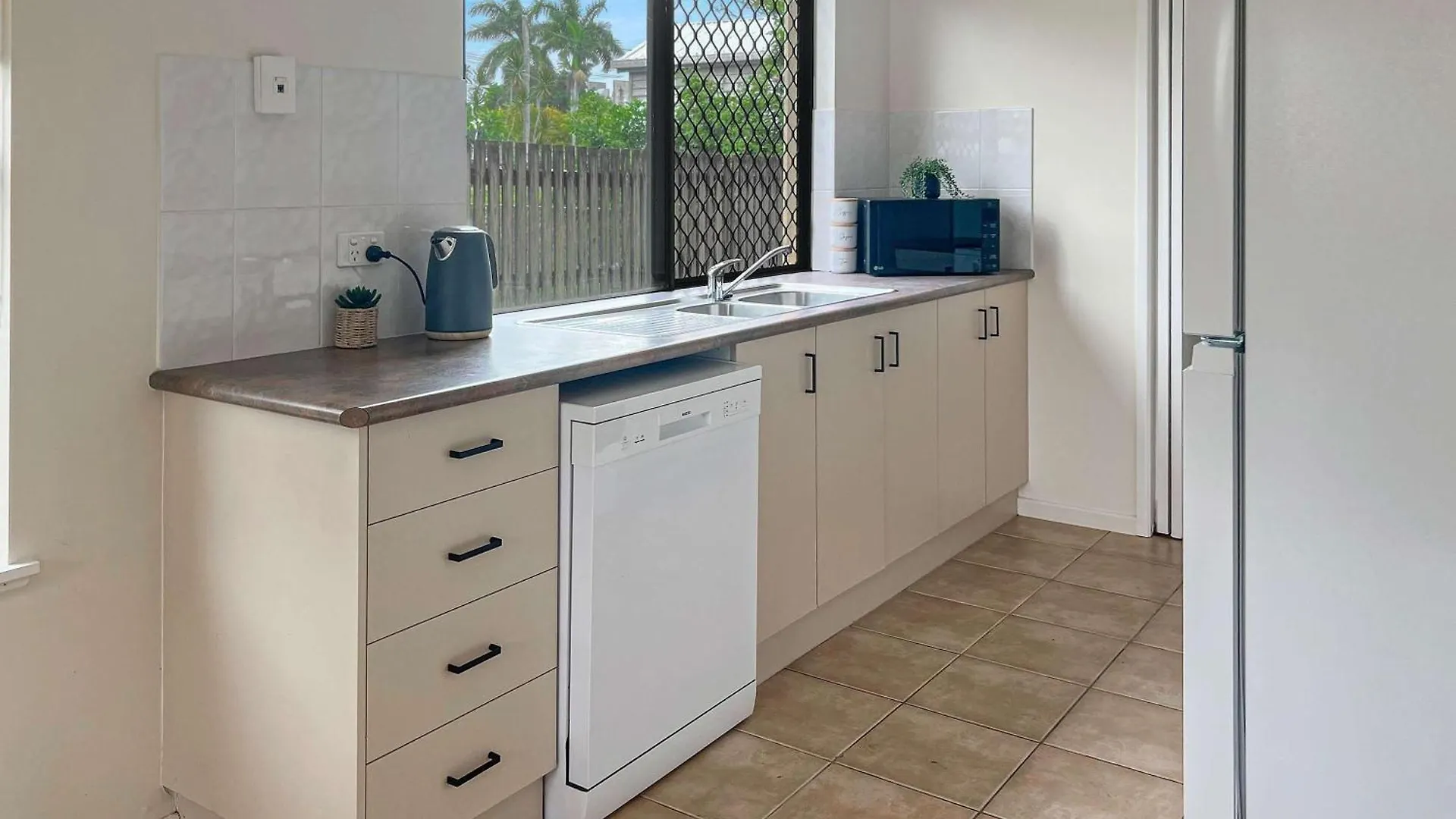 Charming 3-Bedroom 2-Bathroom Townhouse Mackay