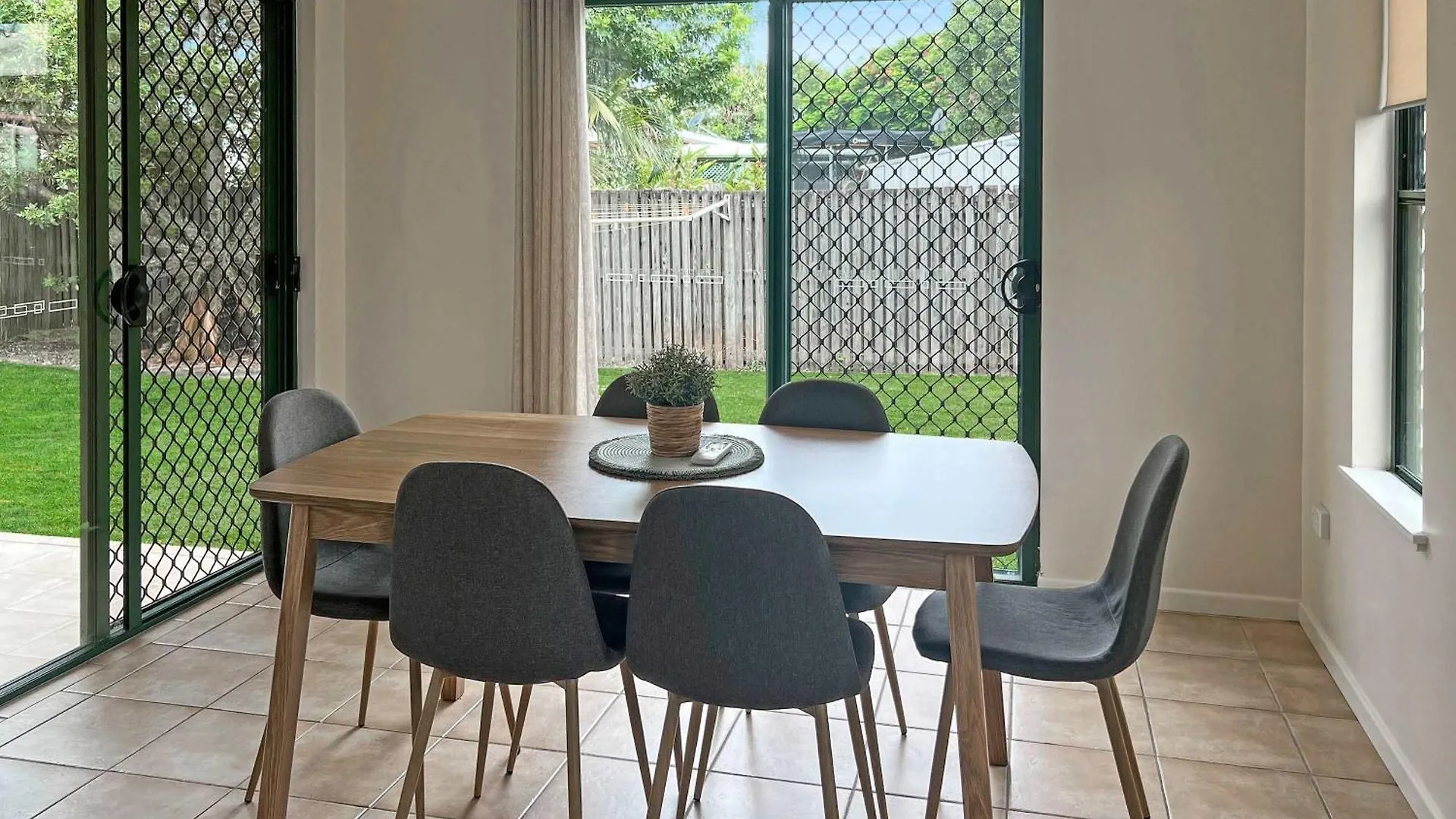 Charming 3-Bedroom 2-Bathroom Townhouse Mackay 0*,